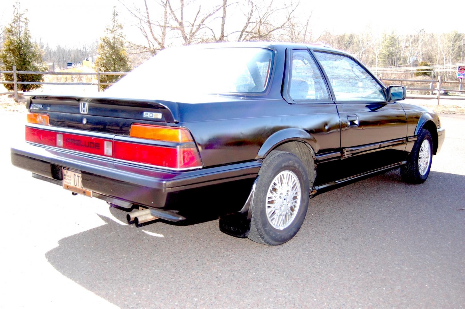 1987 Black /Gray Honda Prelude Si (JHMBA3248HC) with an 2.0L 4 cylinder engine, Automatic transmission, located at 6528 Lower York Road, New Hope, PA, 18938, (215) 862-9555, 40.358707, -74.977882 - Here we have a 1987 Honda Prelude SI with a 2.0L 4 cylinder putting power to the front wheels via an automatic transmission. Options include: gray cloth, power windows/locks/mirrors, AM/FM/TAPE radio, heat/AC, cruise control, tilt steering wheel, 13 inch alloy wheels, pop up headlights and a moon ro - Photo#3